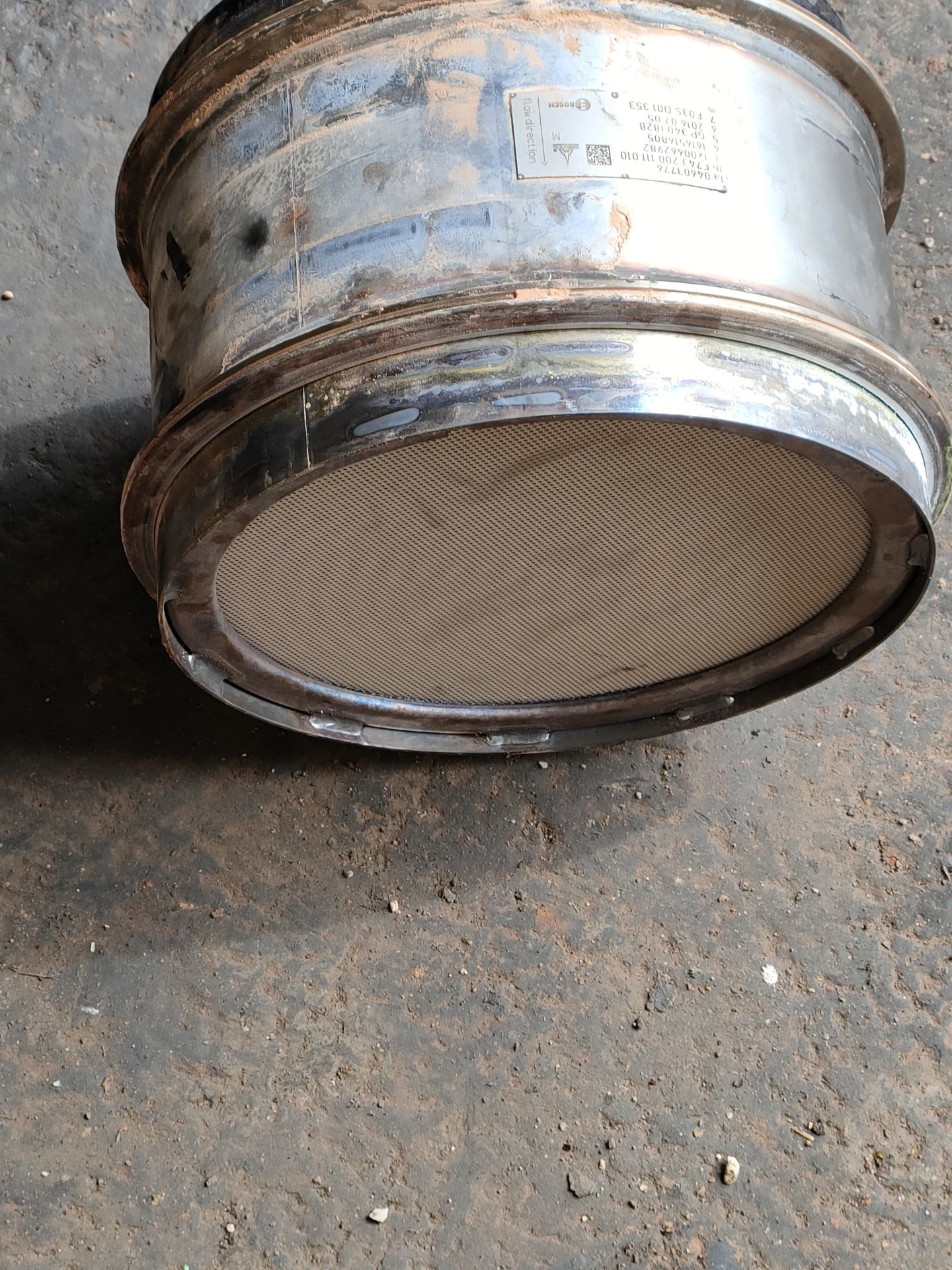 El mismo filtro de partículas del tractor Fendt con el panal cerámico limpio tras el baño de inmersión