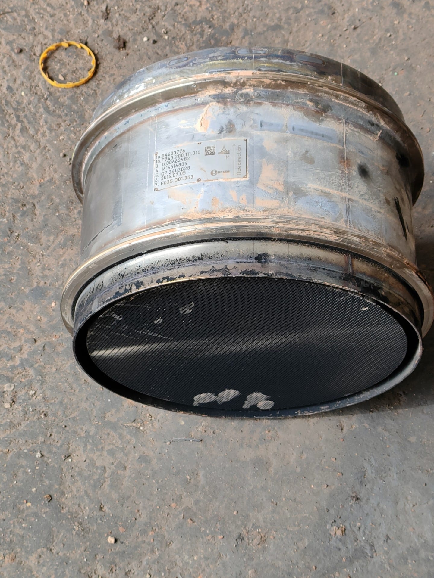 Filtro de partículas de un tractor Fendt completamente saturado, sin una sola celda abierta