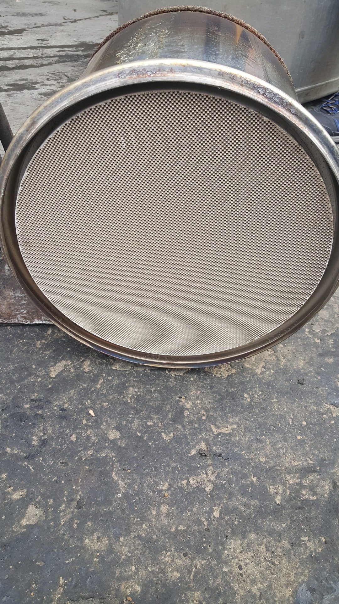 Filtro de partículas de un camión MAN con el panal cerámico limpio tras la limpieza por inmersión
