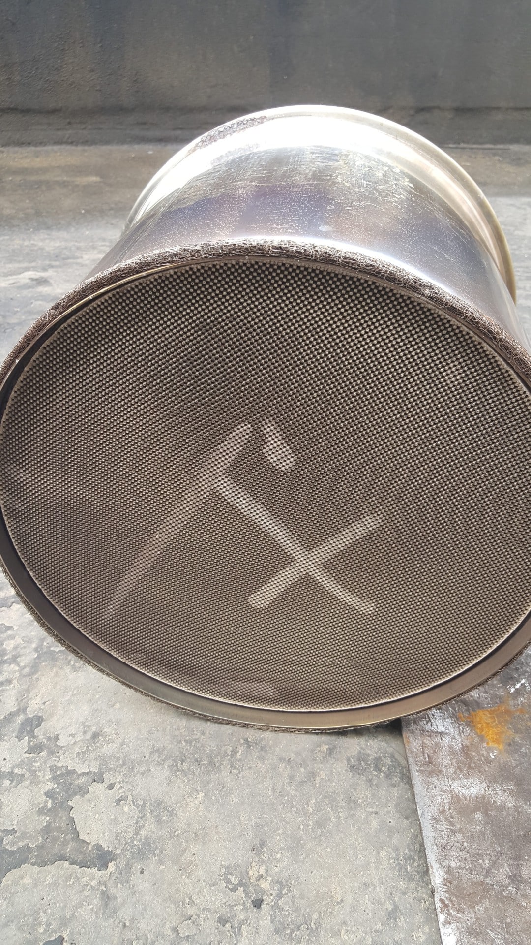 Filtro de partículas de un camión MAN saturado, con las celdas tapadas por hollín y ceniza